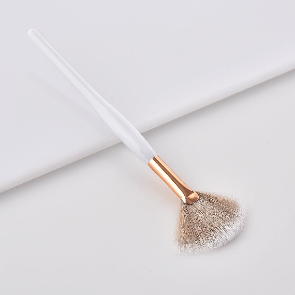 Fan Brush for highlighter in 11-piece What Makeup Brush set