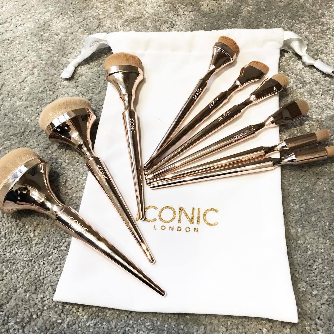 Ergonomic handle of Iconic HD Blend Brush.