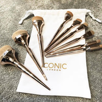 Ergonomic handle of Iconic HD Blend Brush.