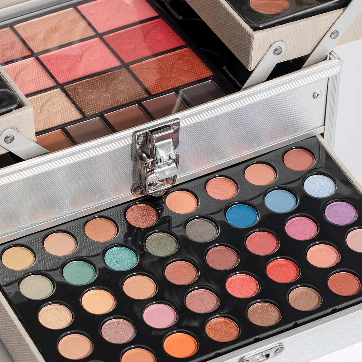 Subtle daytime eye with 92-Color Palette tones.